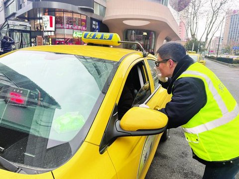 记者“换岗”成为新街口车管员