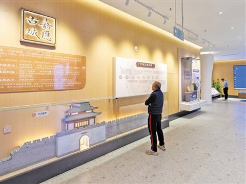 古城焕彩迎岁 满城盛意迎客