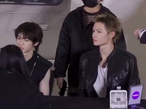 马丁首场公开签售会观察队友与姐姐互动