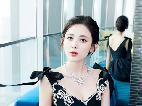 古力娜扎身穿蝴蝶结吊带裙高级魅惑，而白色大衣配毛衣美得刚刚好