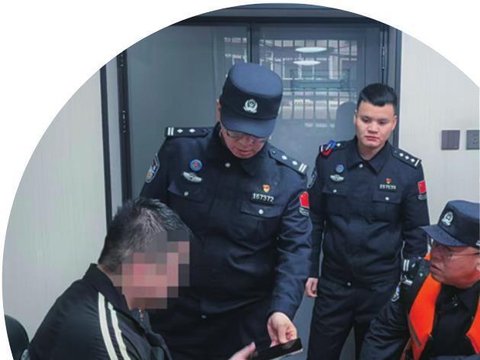 十分钟生死营救！大雨中警民联手江边救下轻生男