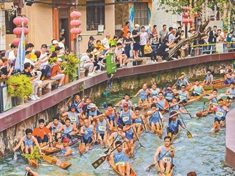 一人一艇勇闯“九曲十三弯”