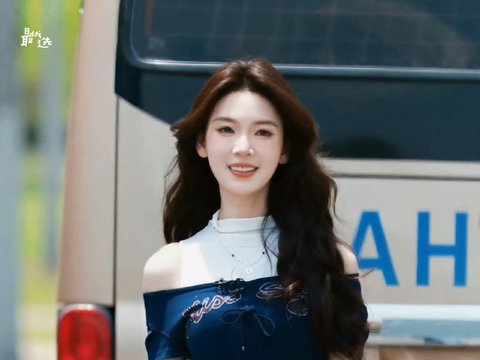 陈瑶大波浪卷发造型尽显港风美人气质