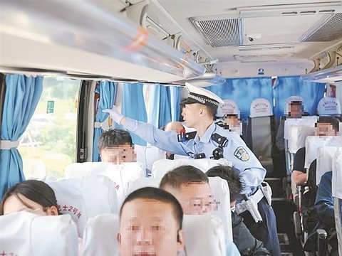 细查车辆安全设施  重点检查灭火器逃生锤