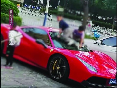 法拉利被孩童当滑梯玩，车身多处划痕