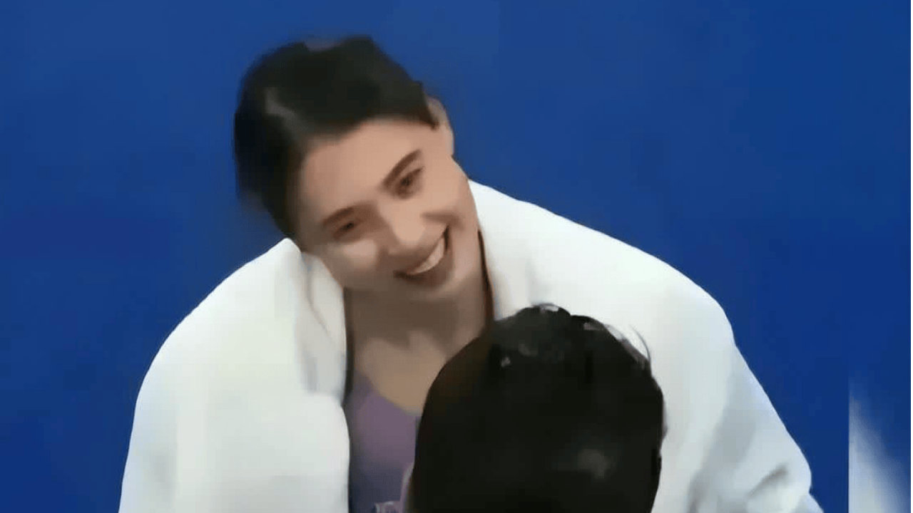 霍启山：嫂子我喜欢这个！郭晶晶：等着，嫂子给你要微信去！