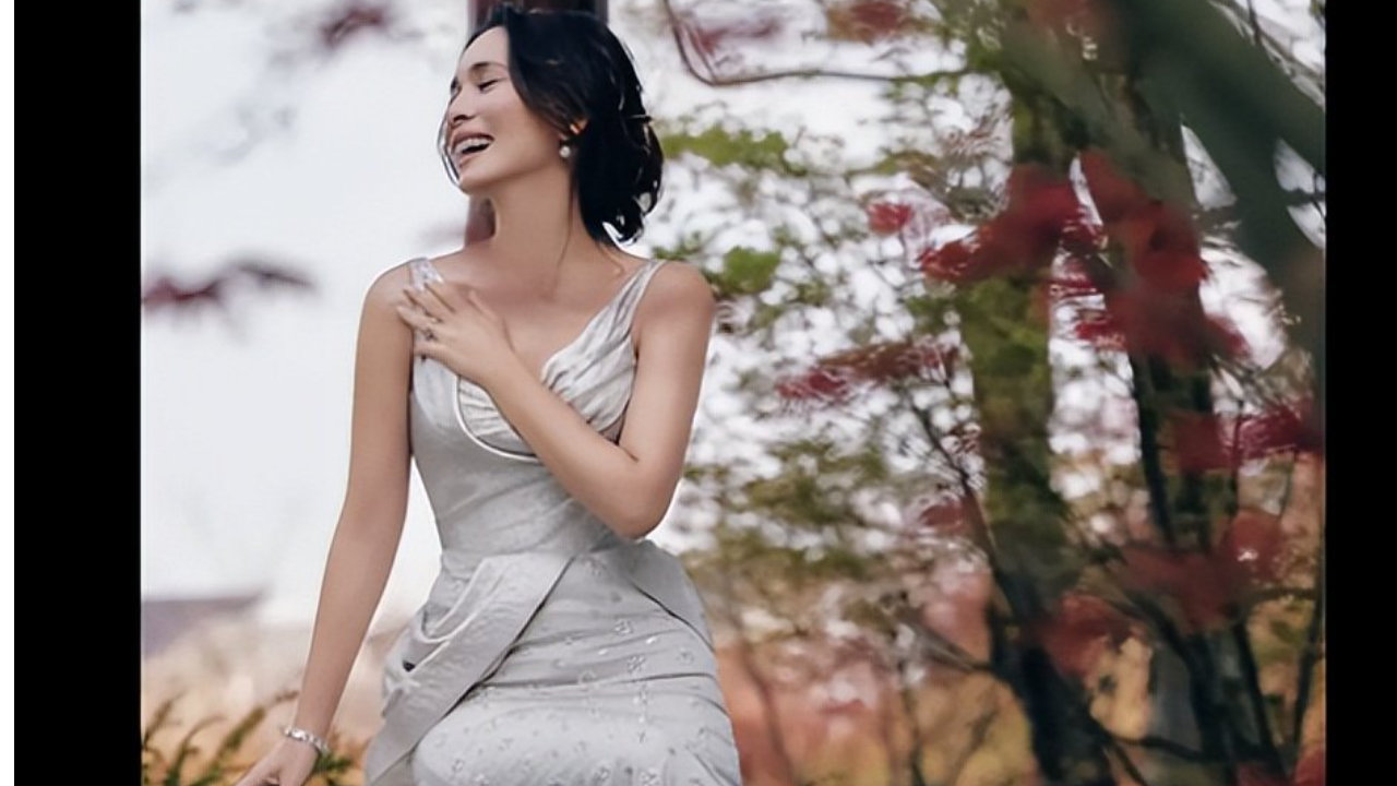 卢靖姗推车溜娃，儿子乖巧可爱，母子超温馨！