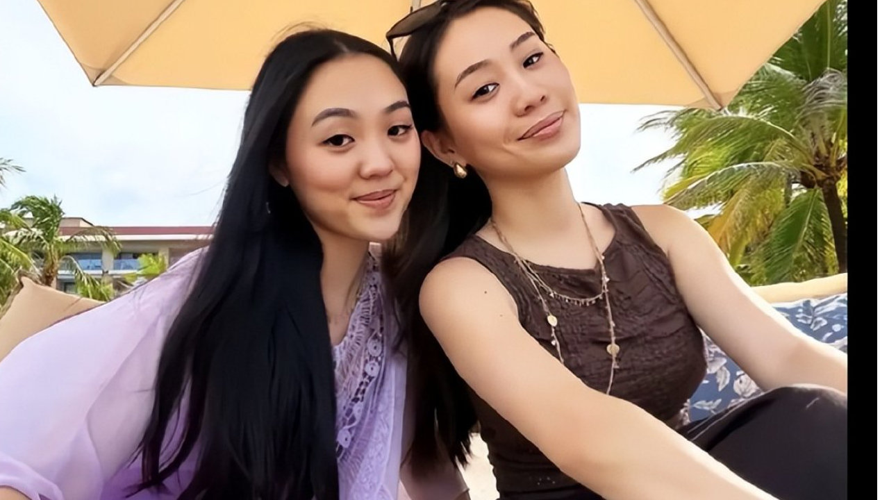 李连杰俩女儿同框， 李思和李苔蜜清新脱俗，形似母亲利智！