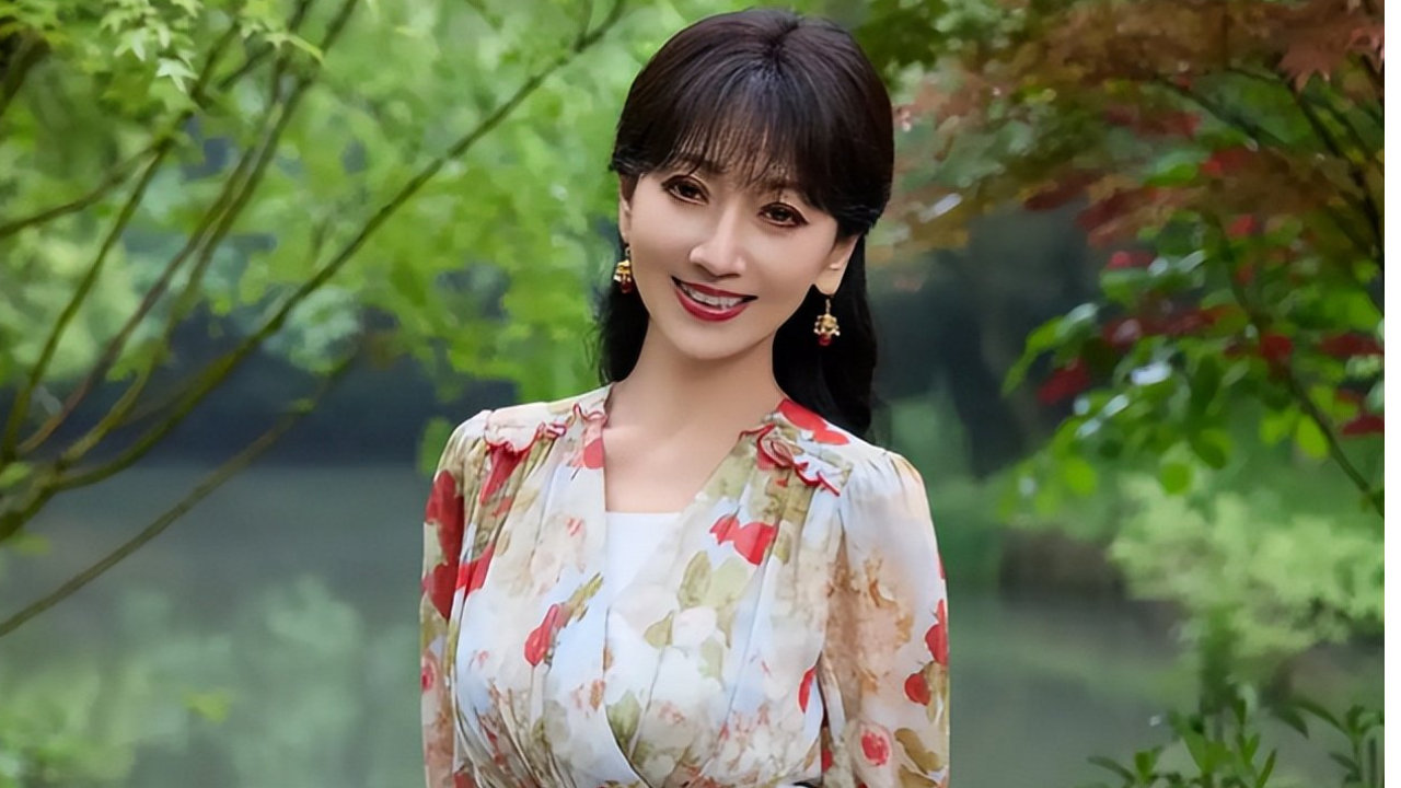 赵雅芝晒户外美照，74岁仍然不显老，堪称冻龄女神！