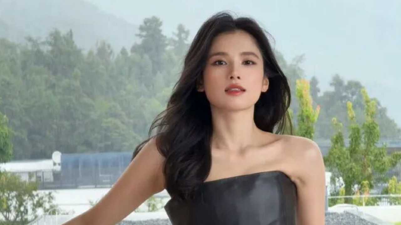 张婧仪亮相高珠活动，一身黑皮裙不戴珠宝，反而成全场气场黑马