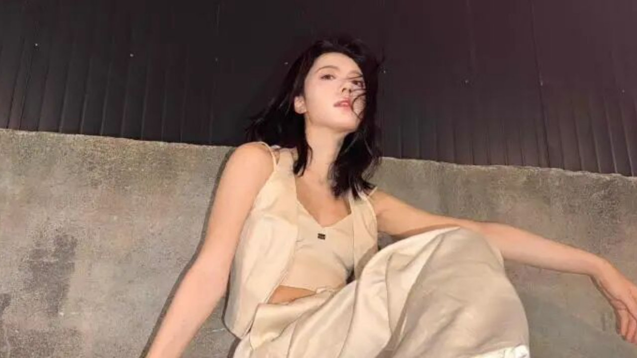 赵今麦alo夜拍：说好的元气青春，九张图全是红唇和腰