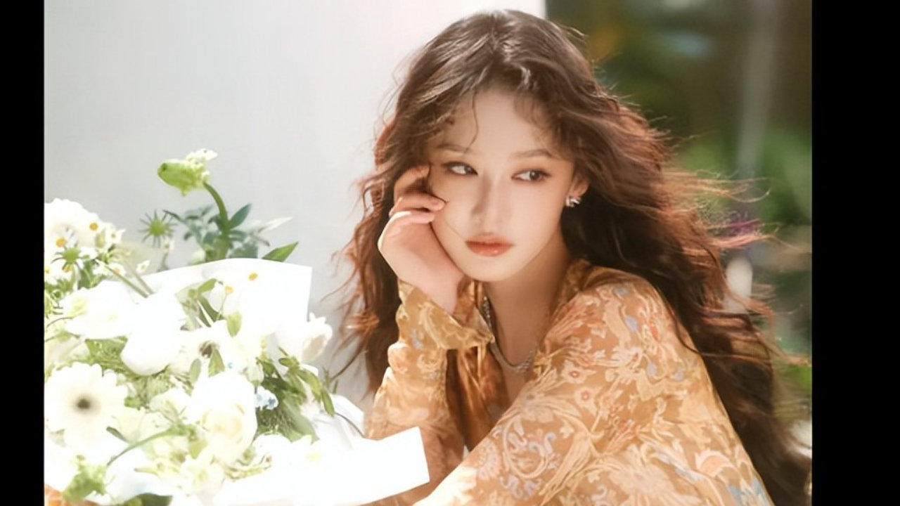 李沁复古碎花裙亮相，手捧鲜花，少女感十足！