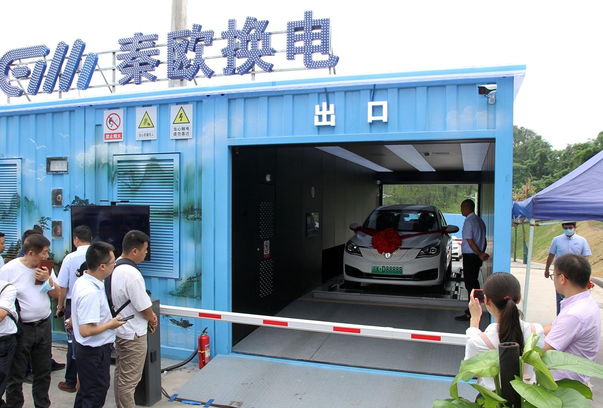 川南首个新能源汽车换电站投入运行:可自动完成电池检测与换装