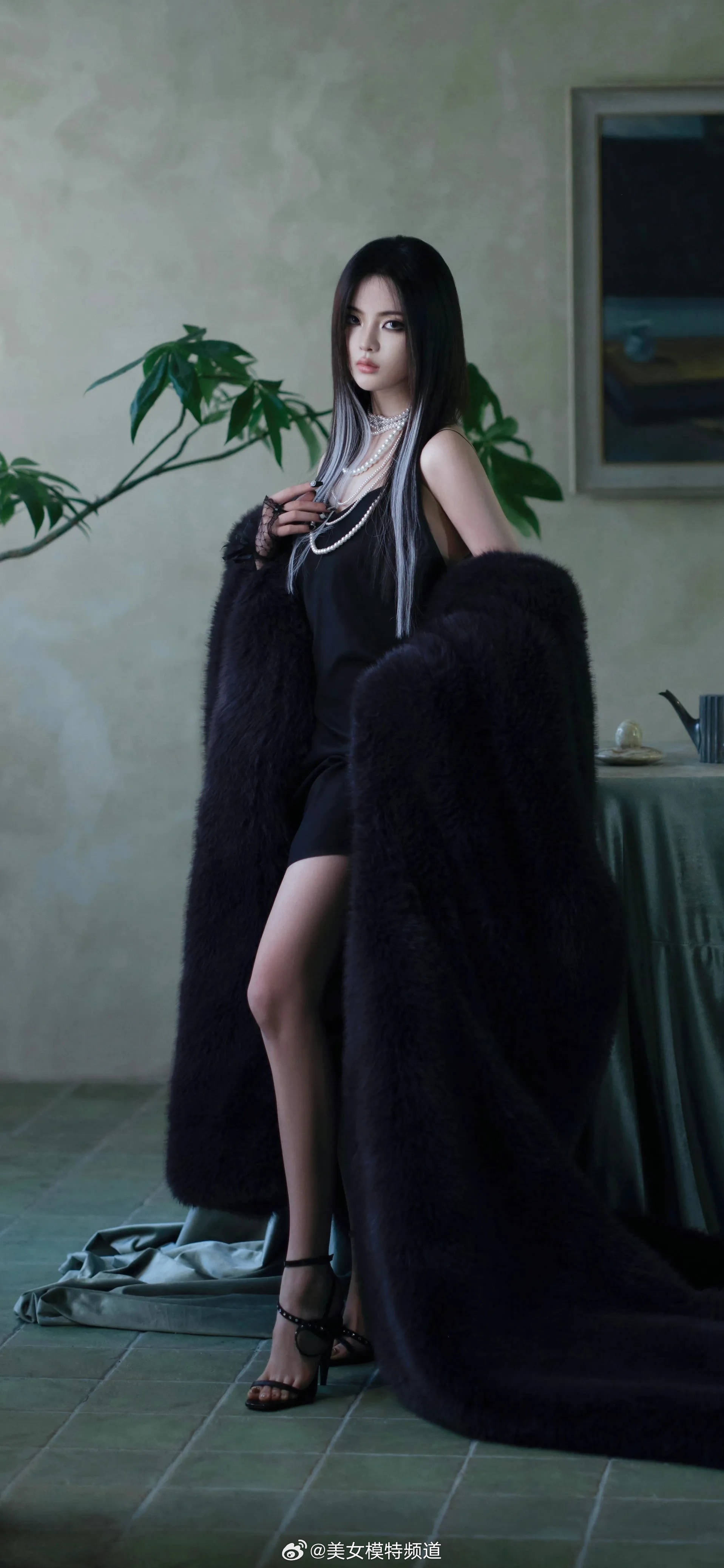 杨超越暗黑风格穿搭写真