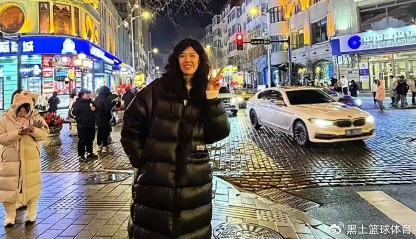 李盈莹回东北老家跨年！烫大波浪发型，看二人转，吃美食，玩嗨了