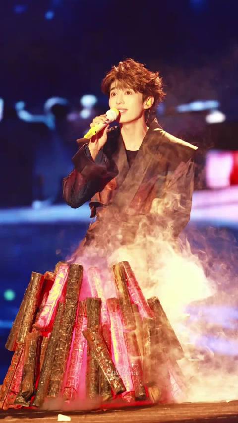 这小子把自己唱哭了