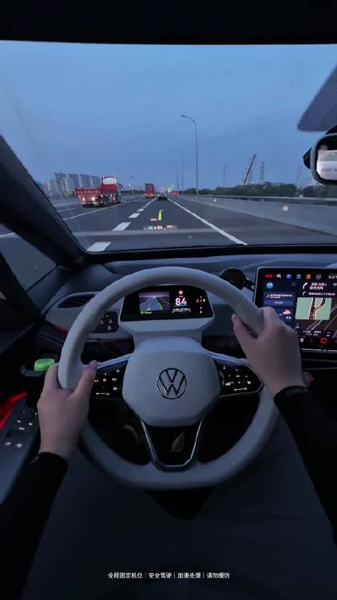 大众ID3车主第一视角体验街头饼香