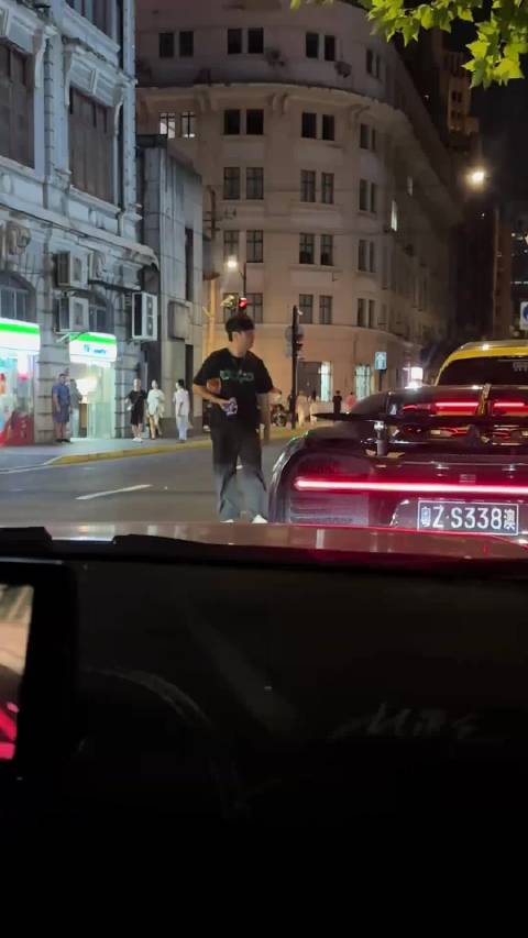 原来开一个亿的布加迪也和我一样吃泡面啊，手里的泡面瞬间变香了