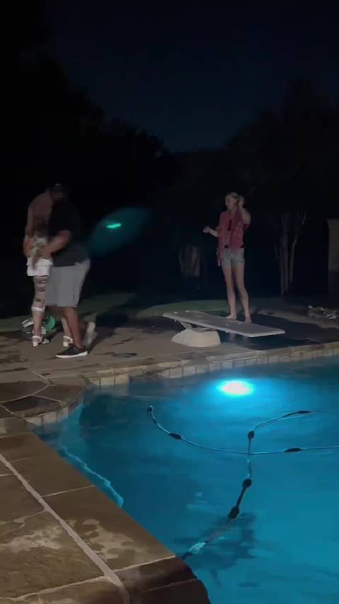 飞翼泳池派对 李月汝多次“偷袭”佩奇&打完就开溜