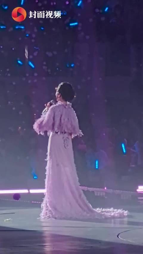 72岁赵雅芝献唱《甜蜜蜜》，网友：这背影绝了！