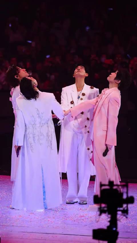 F4上海演唱会朱孝天缺席，阿信合唱流星雨引回忆