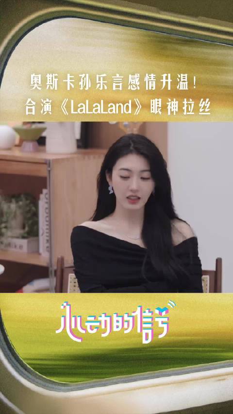 奥斯卡 在小屋弹钢琴， 在一旁目不转睛，满眼都是欣赏