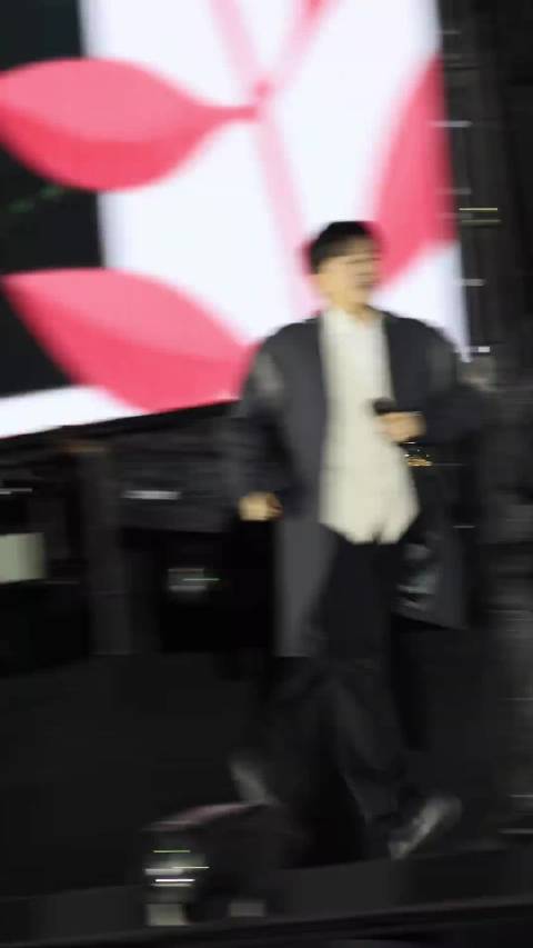 “我那穿过风花雪月的年少，我那驼着岁月的背包”