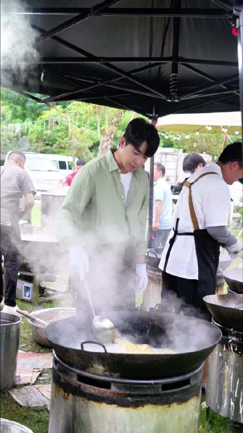 俞灏明成都坝坝宴掌勺制作白斩鸡