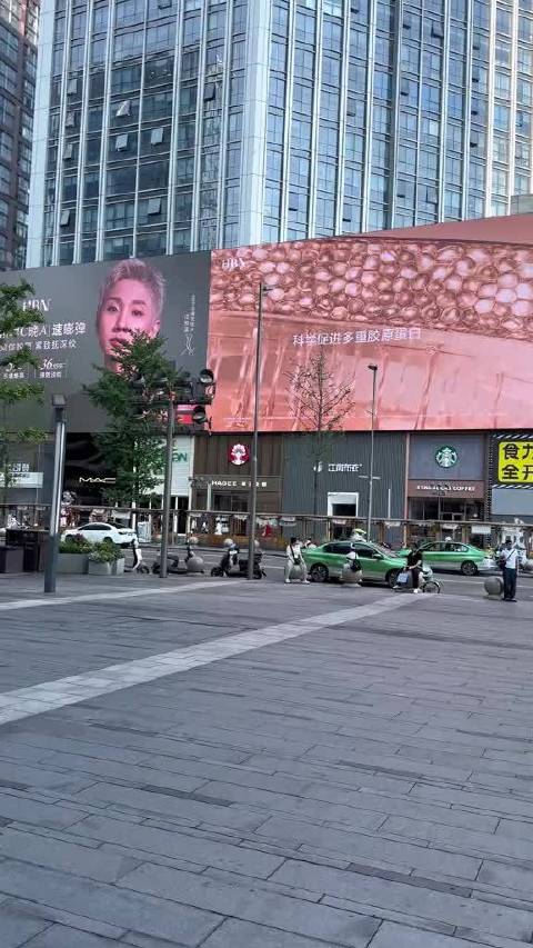 非粉。。都巨震撼的程度！！汪苏泷这恐怖如斯的排面！！ 谁懂啊。成都寸土寸金商圈随处都是汪苏泷大屏！实景氛围感拍摄超好看