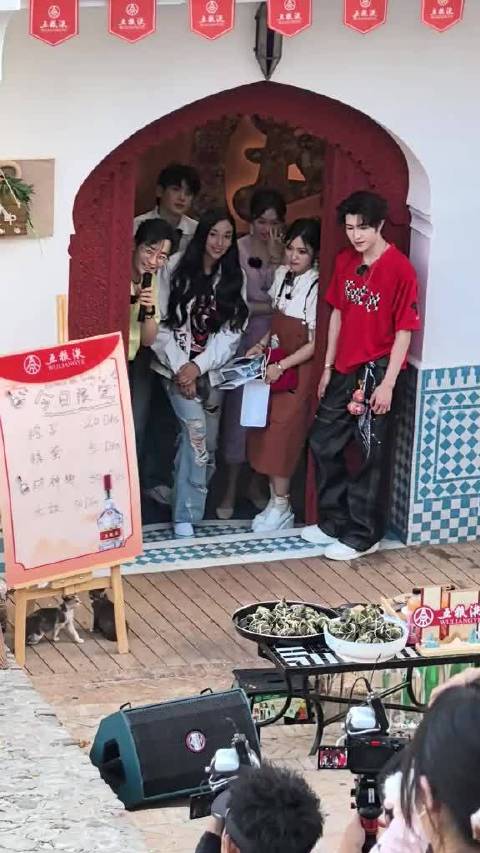 中餐厅9，一堆人躲在里面挺喜感，小岳岳走了，端午安康 中餐厅9 黄晓明 丁禹兮 姜妍 翟潇闻 沈月 尹浩宇 林大
