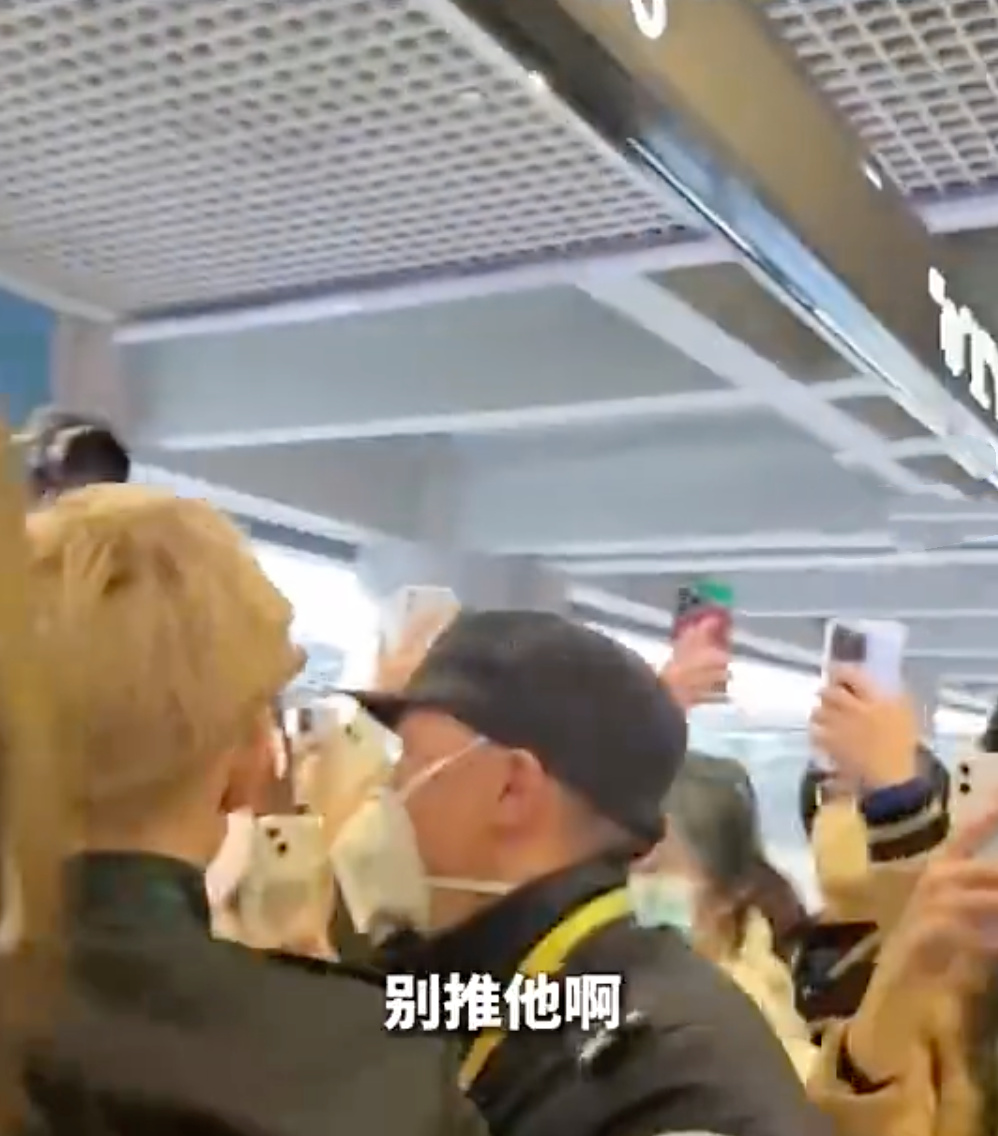 余景天遭人民网批评，迫于压力就机场拥堵事件道歉，粉丝控评护主休闲区蓝鸢梦想 - Www.slyday.coM