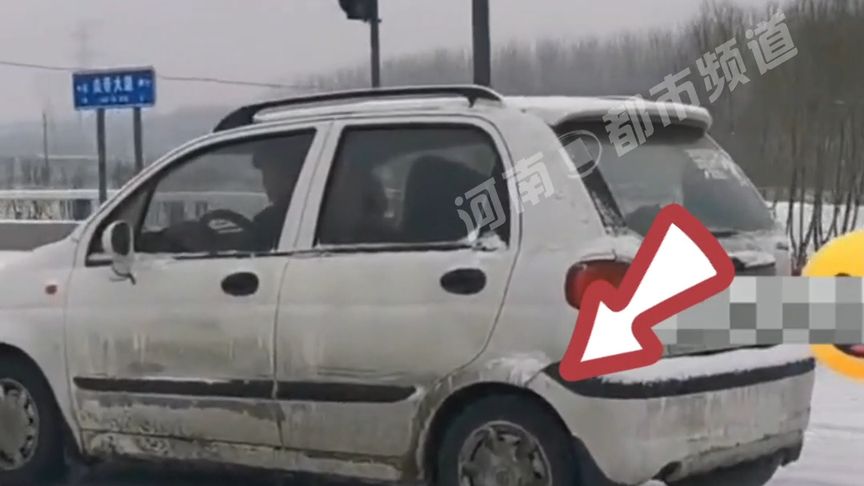 车辆行驶中一车轮罢工，后车司机叫停，网友：车轮这是限行了？