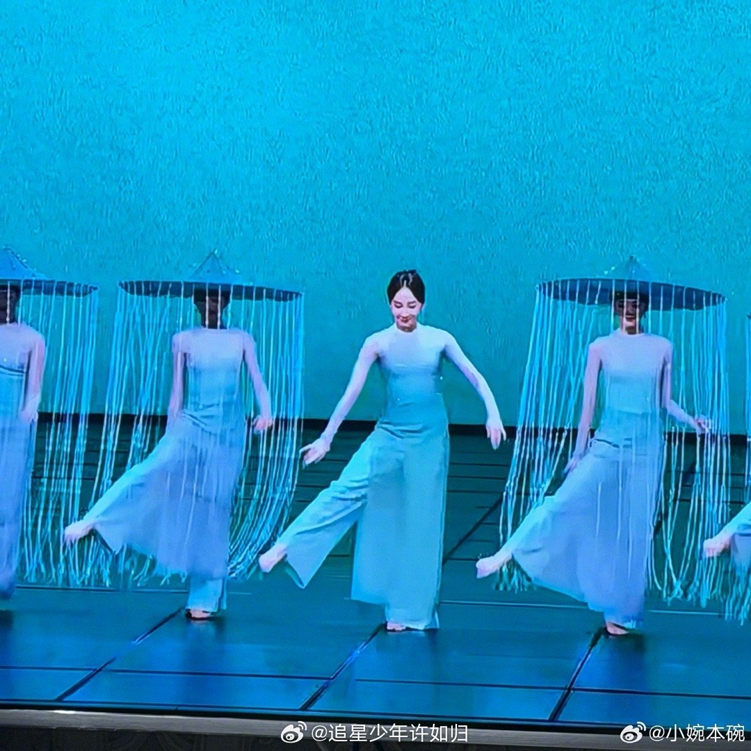 张艺凡帽子造型与春晚伞舞完美撞款