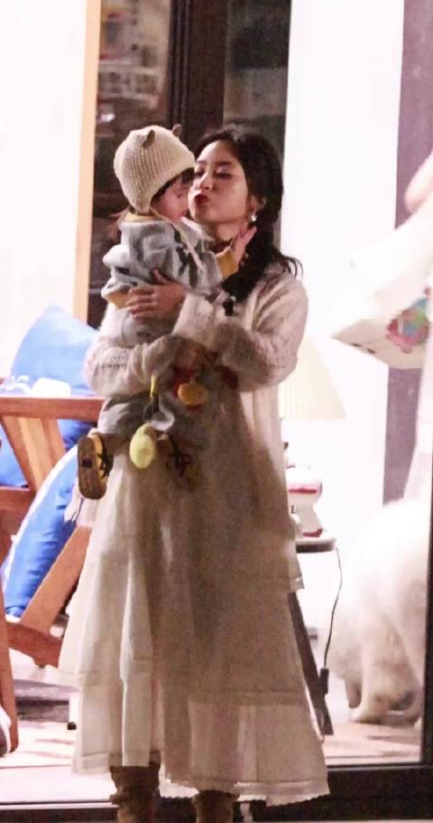 沈月微笑告别亲爱的客栈2026，转身落泪引关注