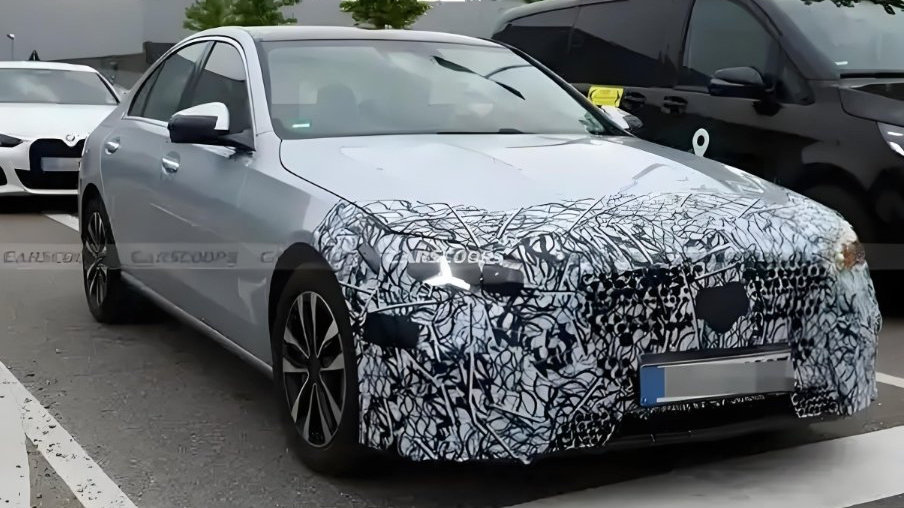 有望年内发布！奔驰C级中期改款，尾灯革新能否照亮电动化前路？