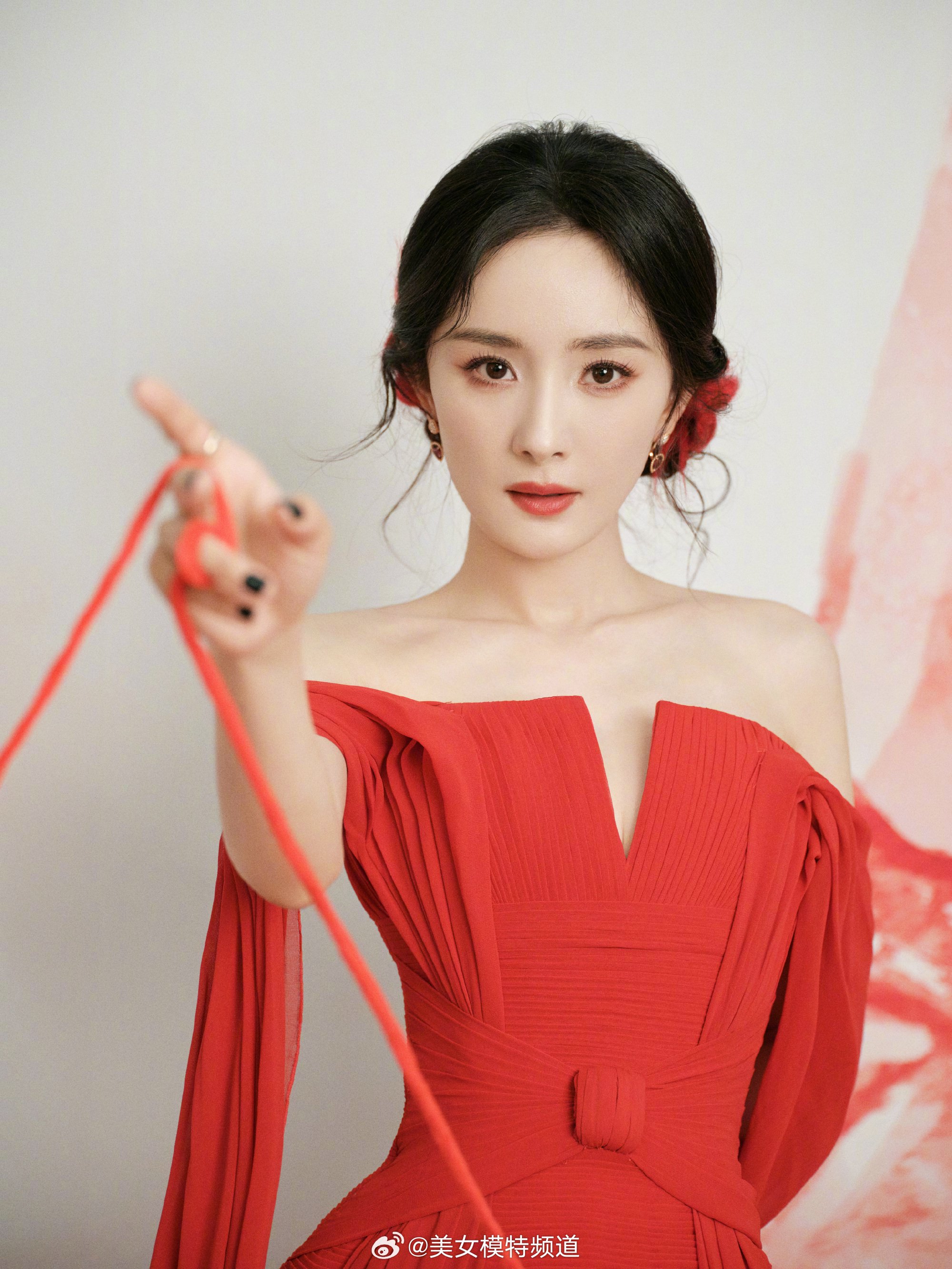 杨幂红色身影笑颜轻扬