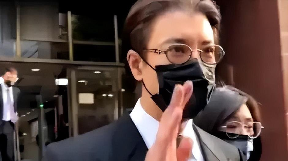 离婚风波后，王力宏与前妻李靓蕾现身法院，满头白发状态判若两人王力宏李靓蕾白发新浪新闻 