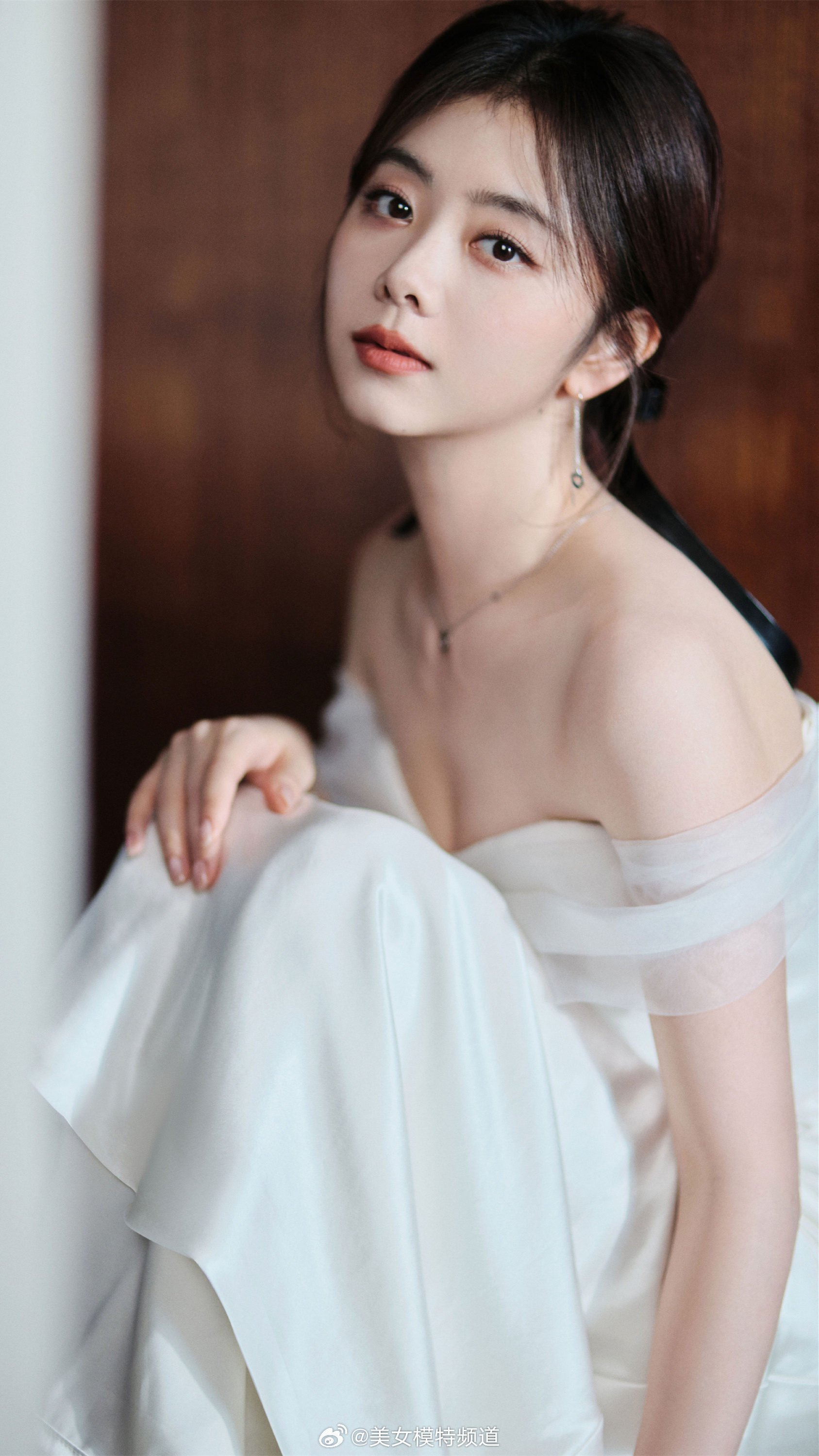 谭松韵一身纯色穿搭