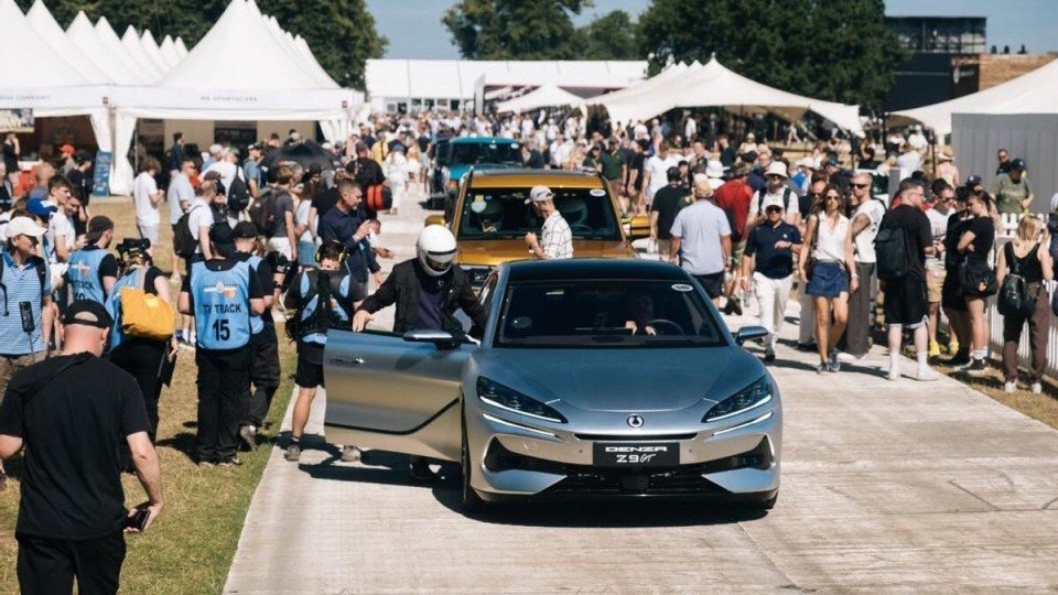 再闯国际汽车赛事！腾势Z9GT、D9、豹5登陆英国古德伍德速度节