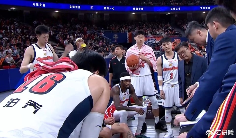 杜锋：输了将近30个篮板对我们伤害比较大 在观察能保护篮板的大外援