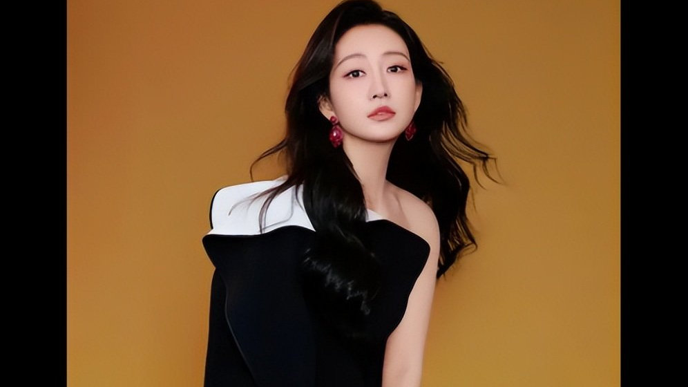 王鸥透视渔网裙，长腿格外吸睛，女王范十足！