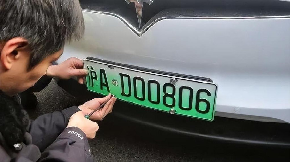 免费的绿牌没了，明年上海不再给这两类车免费绿牌，买车需多加9万