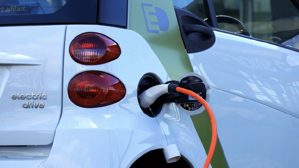 新能源汽车充电的时候该不该收停车费