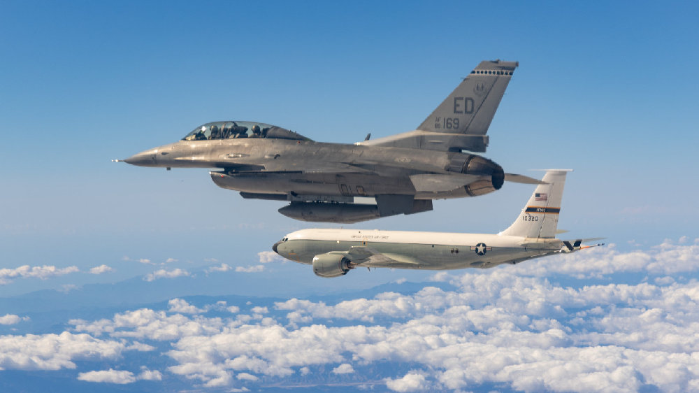 一架 F-16D 在执行 “骷髅 ”照片追逐测试任务
