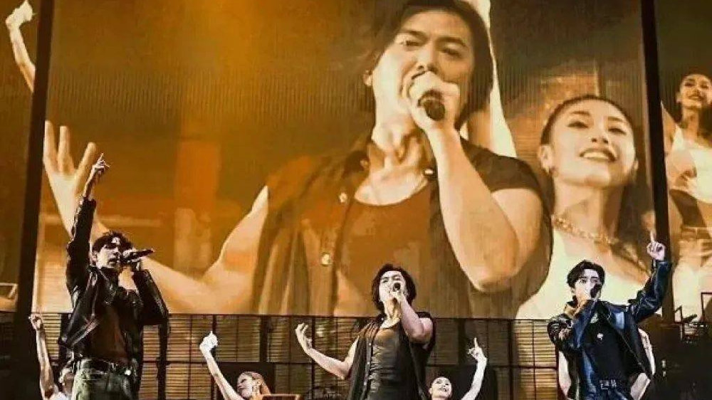 57岁郑伊健路边摊被偶遇，素面朝天气质沉稳，发型30年不变！