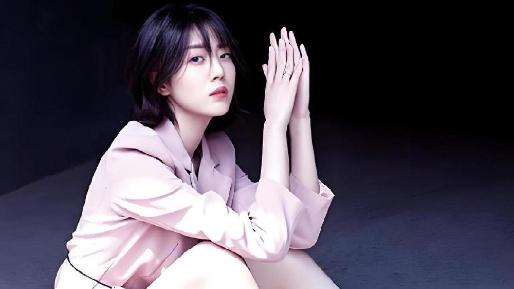 同是杨幂旗下，迪丽热巴红到发紫，她凭啥现在才爆？