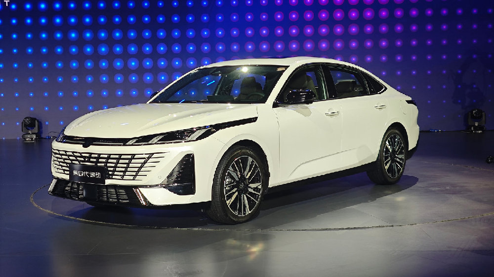 主流燃油家用车，第四代长安逸动售7.29万起，竞争吉利帝豪选谁？