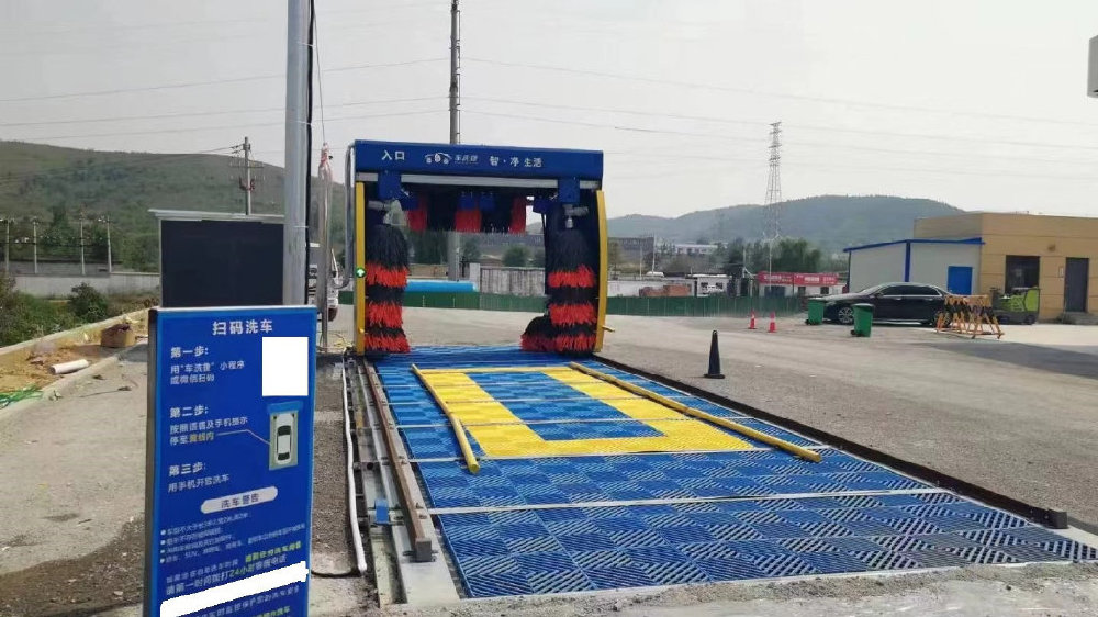 隧道式全自动洗车机集成仿形刷洗与智能识别，洗车效率提升300%