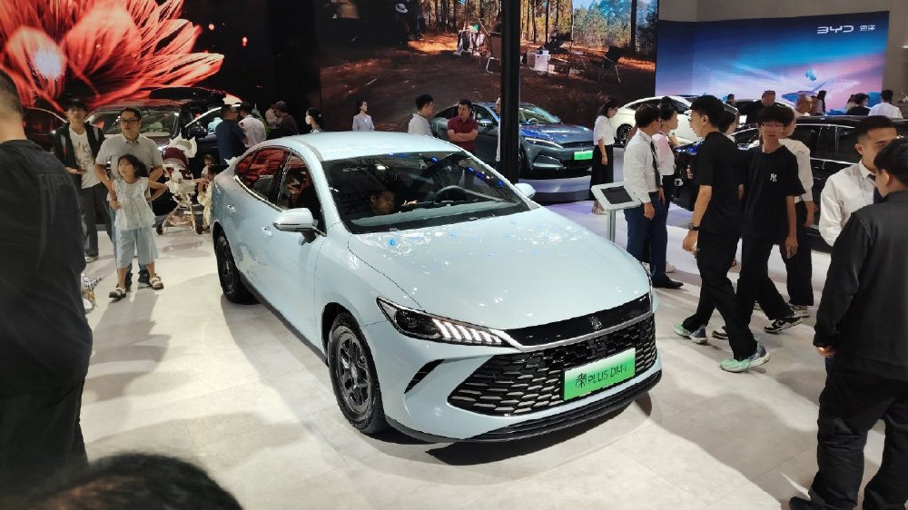 第二代秦PLUS双车加推新车型 国庆献礼价6.98万起 亮相2025天津车展