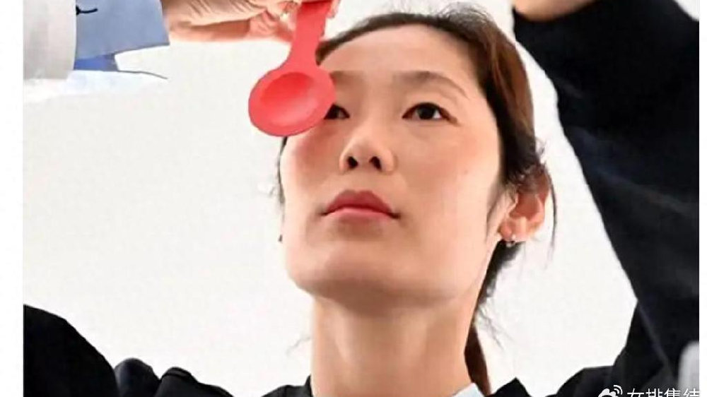 中国女排三任队长先后亮相，惠若琪罕见自嘲，冯坤爱子格外抢眼